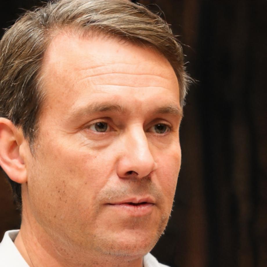 Profesional contable utilizando herramientas de análisis